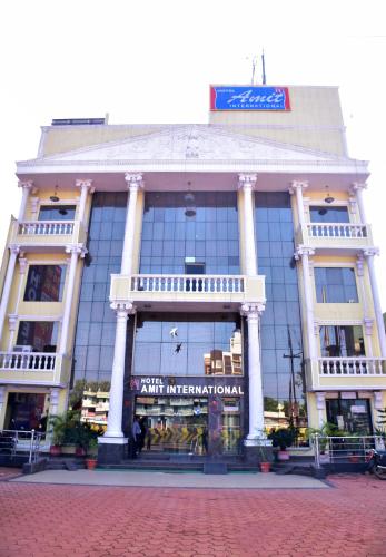 ein großes Gebäude mit einem Schild darauf in der Unterkunft Hotel Amit International in Bhilai