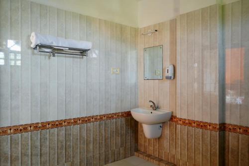 ห้องน้ำของ Ocean Bay Ayurvedic Beach Resort