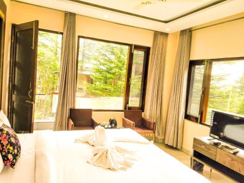 A bed or beds in a room at Golden Rock, Dharamshala - AM Hotel Kollection