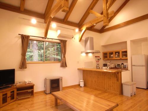 Cottage All Resort Service / Vacation STAY 8401 في Inawashiro: مطبخ مع طاولة خشبية في الغرفة