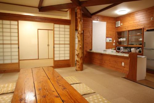 een keuken met een houten tafel in een kamer bij Cottage All Resort Service / Vacation STAY 8406 in Inawashiro