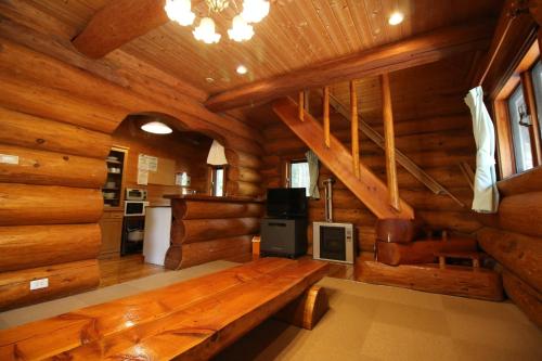 Habitación con banco de madera en una cabaña de madera en Cottage All Resort Service / Vacation STAY 8420 en Inawashiro