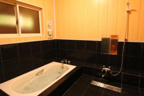 baño con bañera y ventana en Cottage All Resort Service / Vacation STAY 8422 en Inawashiro