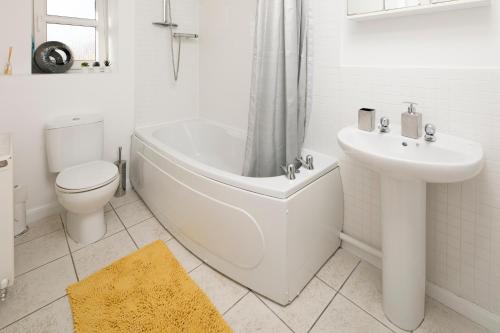 a bathroom with a tub and a toilet and a sink at 3 Beds 2BR Apartment BHX City Centre NEC Solihull Ideal for Contractors & Insurance in Birmingham