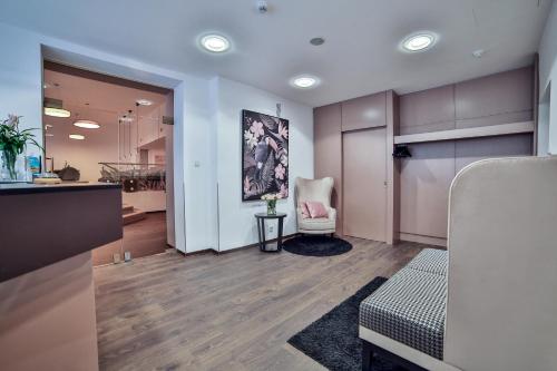ein Büro mit einem Wartezimmer mit einem Stuhl in der Unterkunft City Partner Hotel Berliner Hof in Karlsruhe