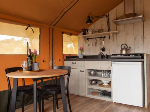 a kitchen with a table and chairs in a room at Can Elisa Safari Tent in Tárbena