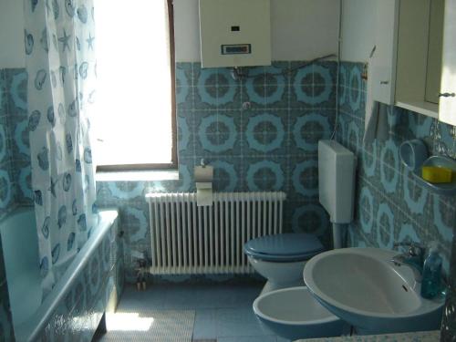y baño con aseo y lavamanos. en Apartments Grgorinić 3 bedrooms, en Pula