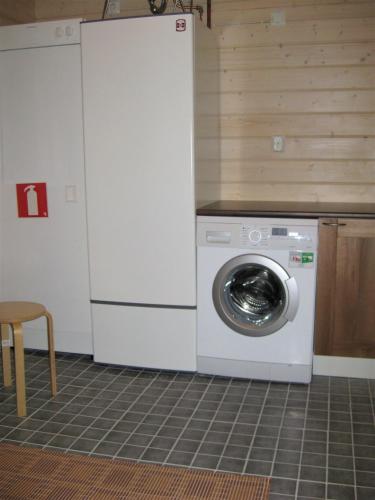 a washer and dryer in a room at Villa Aurinkoranta in Enonkoski