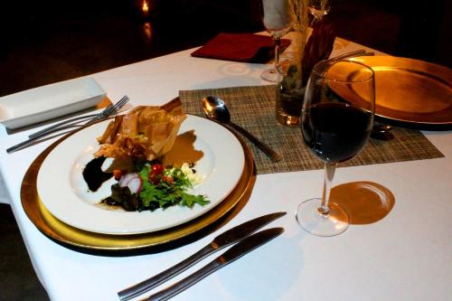 Makanan di atau berdekatan hotel