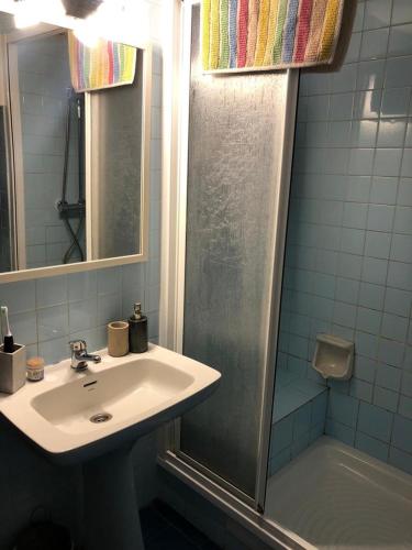 a bathroom with a sink and a shower at Homestay en Plaza Candelaria, Casco Antiguo in Cádiz