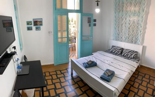 Rúm í herbergi á GuestHouse COMFY - separate rooms in the apartment for a relaxing holiday