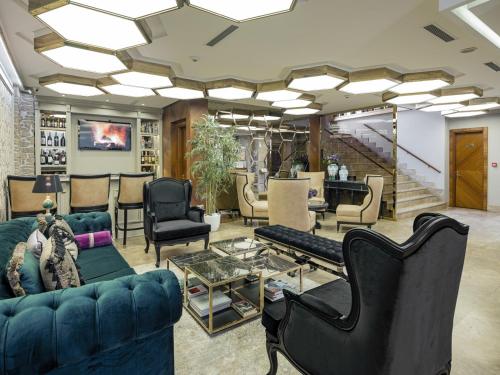 イスタンブールにあるノヴィ エフェンディ ホテル スペシャル カテゴリーのリビングルーム(青いソファ、椅子付)