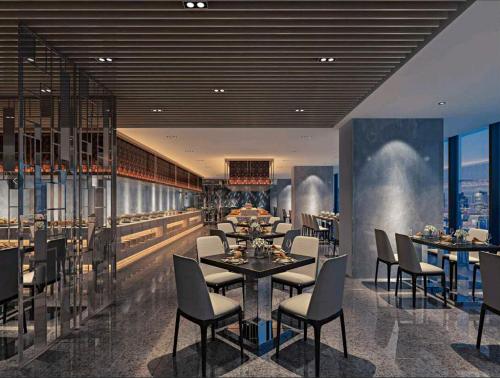 een eetkamer met tafels en stoelen in een restaurant bij Mercure Chongqing Downtown in Chongqing