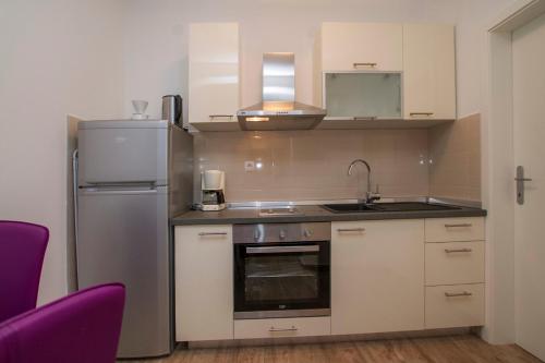 Dapur atau dapur kecil di Studio app 100m from the sea, 077