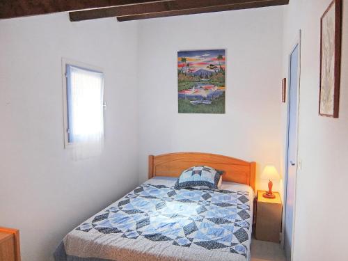 une chambre avec un lit dans une pièce blanche dans l'établissement Holiday Home Les Capellanes-3 by Interhome, à Saint Cyprien Plage