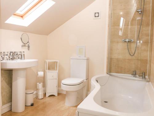 The Cottage Glossop tesisinde bir banyo