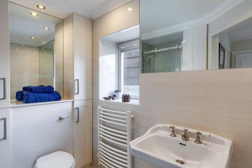 A bathroom at 45 Guthrie Court, Fantastic top floor apartment next to Gleneagles