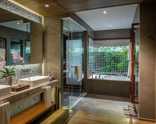 ein Badezimmer mit einer Badewanne und einem Waschbecken in der Unterkunft Four Seasons Resort Chiang Mai in Mae Rim