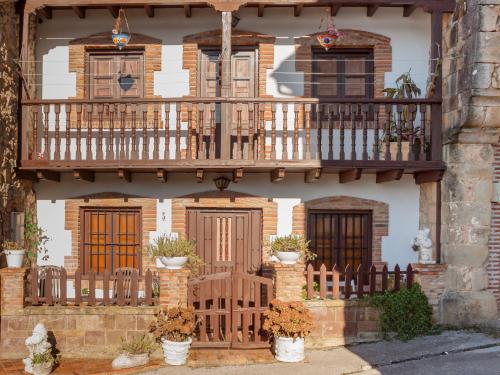 un edificio con balcón y puertas de madera en Holiday Home La Anjana-1 by Interhome, en Udias