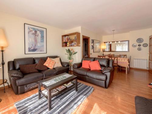 sala de estar con sofá de cuero y mesa en Apartment Edificio Blanqueries-2 by Interhome, en Calella