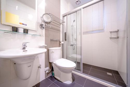 une salle de bains avec toilettes, lavabo et douche dans l'établissement Dream B&B, à Luodong