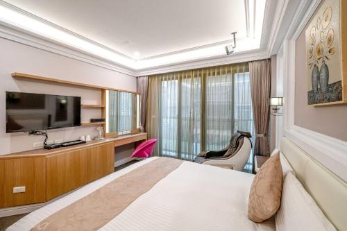 une chambre d'hôtel avec un lit et une télévision à écran plat dans l'établissement Dream B&B, à Luodong