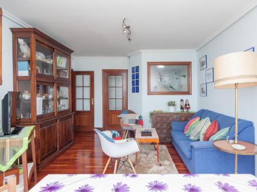 カストロ・ウルディアレスにあるApartment Rico by Interhomeのリビングルーム(青いソファ付)