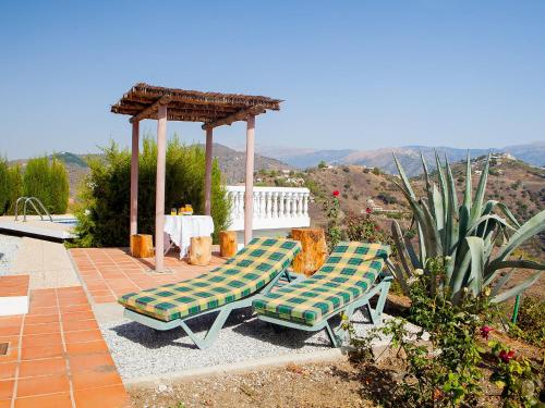 トロクスにあるHoliday Home Villa Montemar by Interhomeのガゼボ(椅子2脚、テーブル付)
