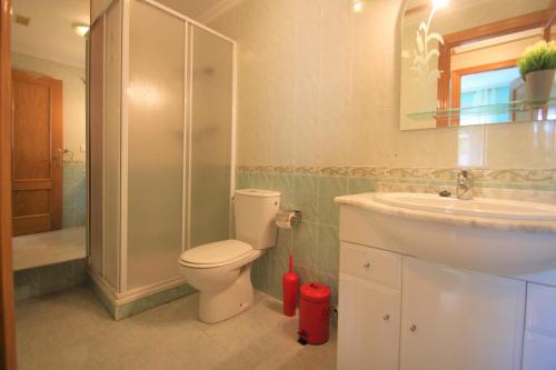uma casa de banho com um WC, um lavatório e um chuveiro em Apartamento CasaTuris en Playa Lisa Santa Pola SP101 em Santa Pola