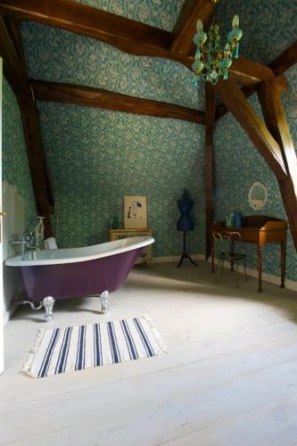 - une salle de bains pourvue d'une grande baignoire pourpre dans l'établissement Manoir de la Foulquetiere, à Luçay-le-Mâle