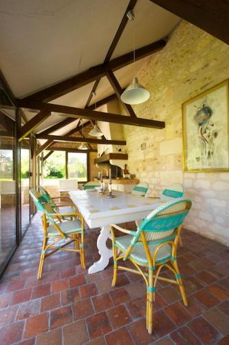 une salle à manger avec une table et des chaises dans l'établissement Manoir de la Foulquetiere, à Luçay-le-Mâle
