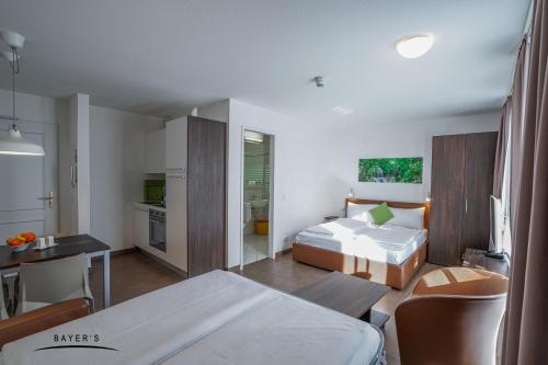 Postel nebo postele na pokoji v ubytování Bayer's Boardinghouse und Hotel