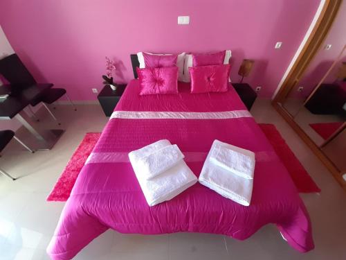 Un pat sau paturi într-o cameră la Alojamento Rita