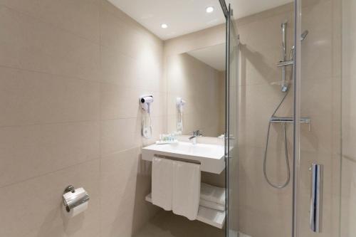 W łazience znajduje się umywalka i prysznic. w obiekcie HSM Linda Playa w mieście Paguera