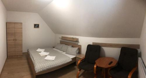 Una cama o camas en una habitación de Chata Spálená Správa TANAPu