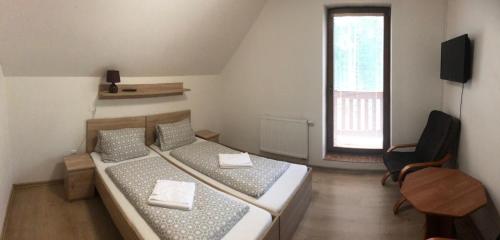 מיטה או מיטות בחדר ב-Chata Spálená