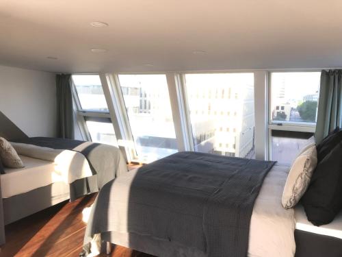 Łóżko lub łóżka w pokoju w obiekcie The Barts Apartments - Self Check-in