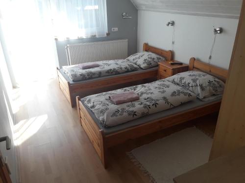 Ein Bett oder Betten in einem Zimmer der Unterkunft Arielle Panzió