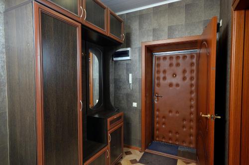 オムスクにあるApartment Karla Marksa 22の木製のドアと鏡が備わる部屋