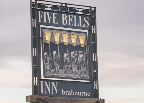 Un cartello che dice cinque campane a Barbara. di The Five Bells Inn a Brabourne