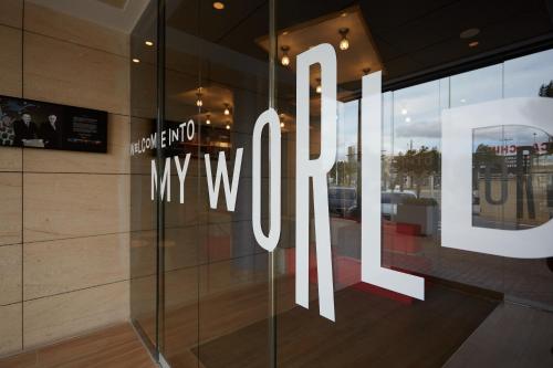 a store window with a sign that reads my window at Ibis Elche in Elche