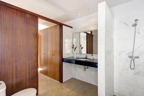 Ванная комната в Villa Binizahira by Mauter Villas