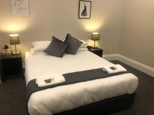 um quarto com uma cama com duas toalhas em Wentworth Hotel em Sidney