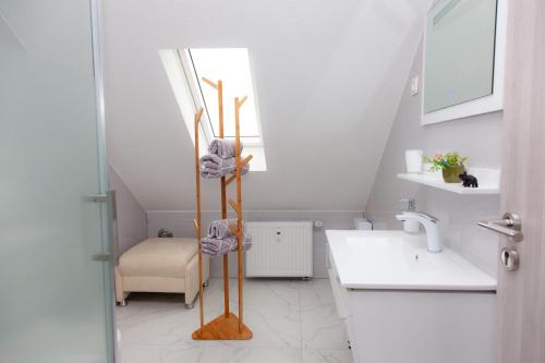 Ванная комната в T&K Apartments near Messe Fair Trade Düsseldorf und Airport 3B