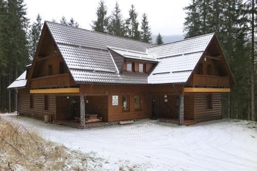 El edificio en el que está el chalet de montaña