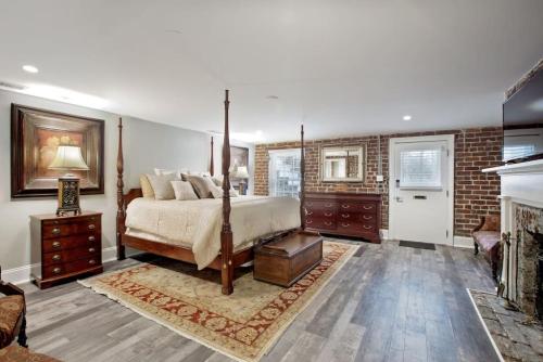 - une chambre avec un lit et une cheminée dans l'établissement Restored Historic Home 5 bedroom 4 and a Half Bath, à Savannah