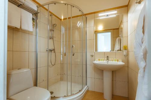 Koupelna v ubytování Apriori Hotel