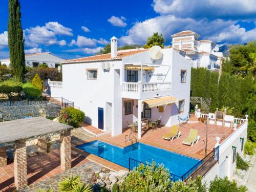 una vista aérea de una villa con piscina en Holiday Home Villa Alegria by Interhome, en Frigiliana