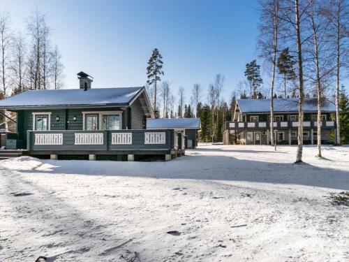 HarkalaにあるHoliday Home Villa hukka by Interhomeの雪の家