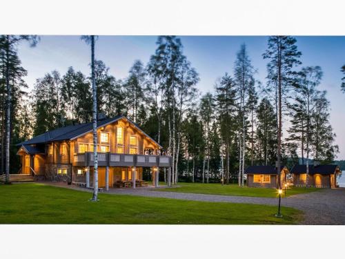 HarkalaにあるHoliday Home Villa hukka by Interhomeの森の中の大木造家屋